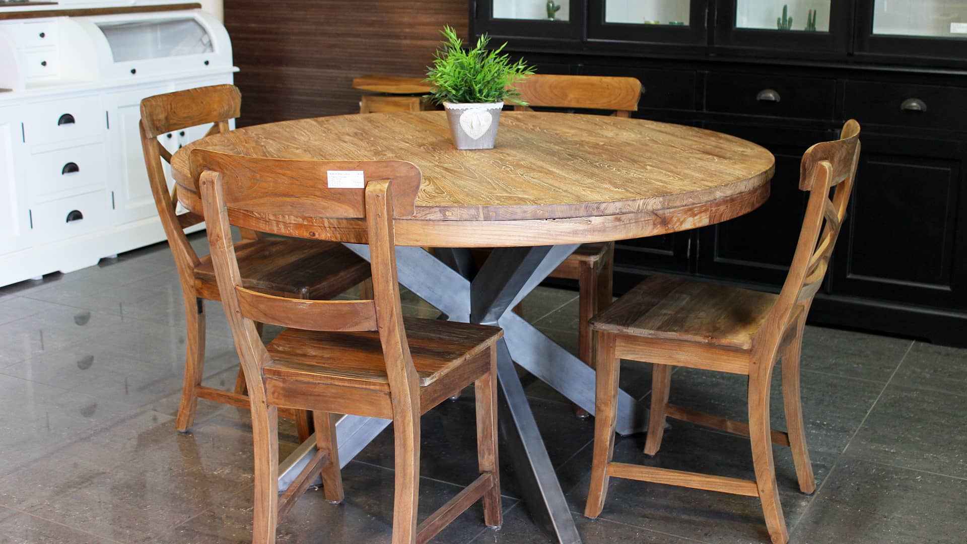 Moderne ronde eettafel teak en metalen kruispoot.