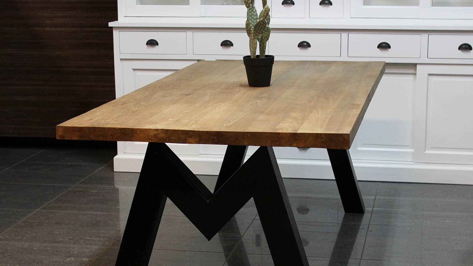 Teakhouten design tafel, massief houten blad en aparte metalen poot.