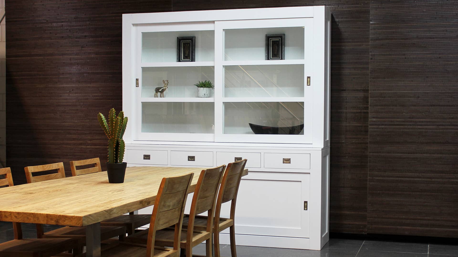 Witte moderne buffetkast Corak met schuifdeuren.