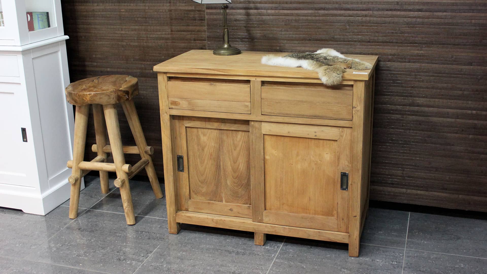 Klein modern dressoir in teakhout.