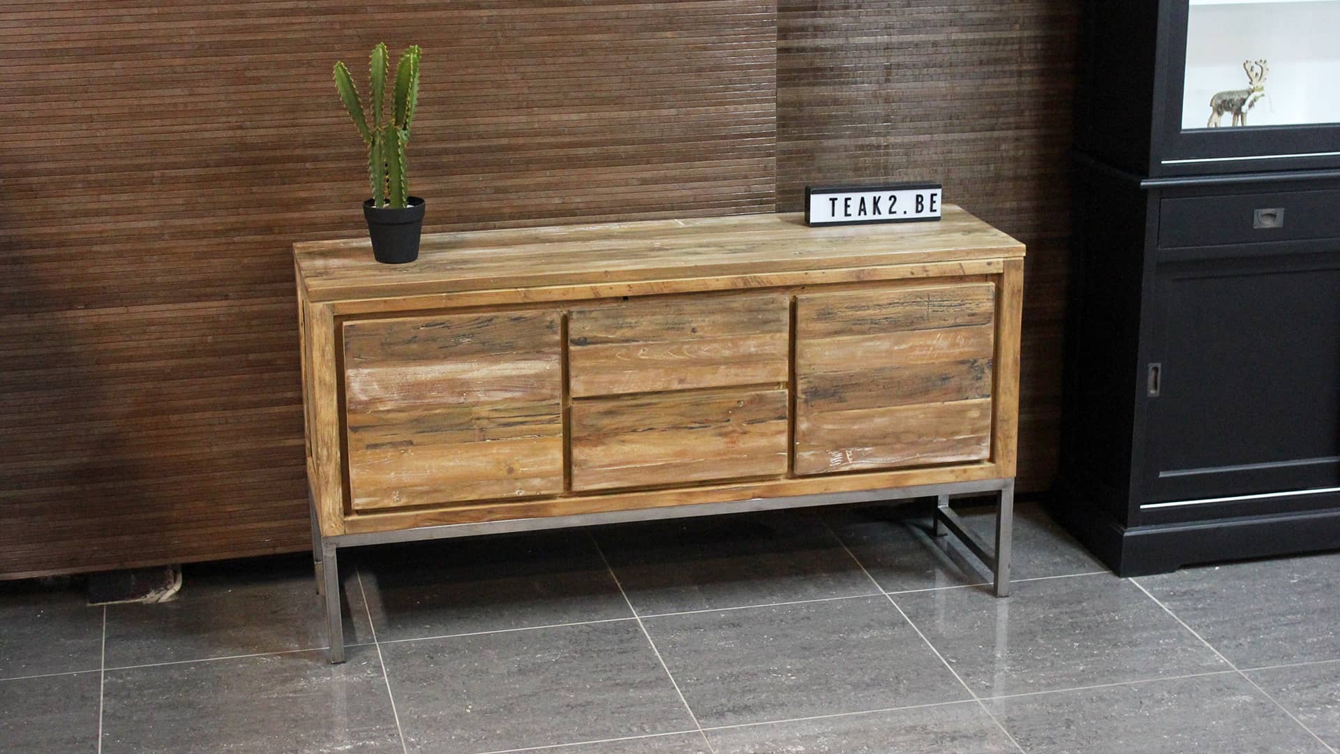 Design dressoir teak met hoog metalen onderstel.