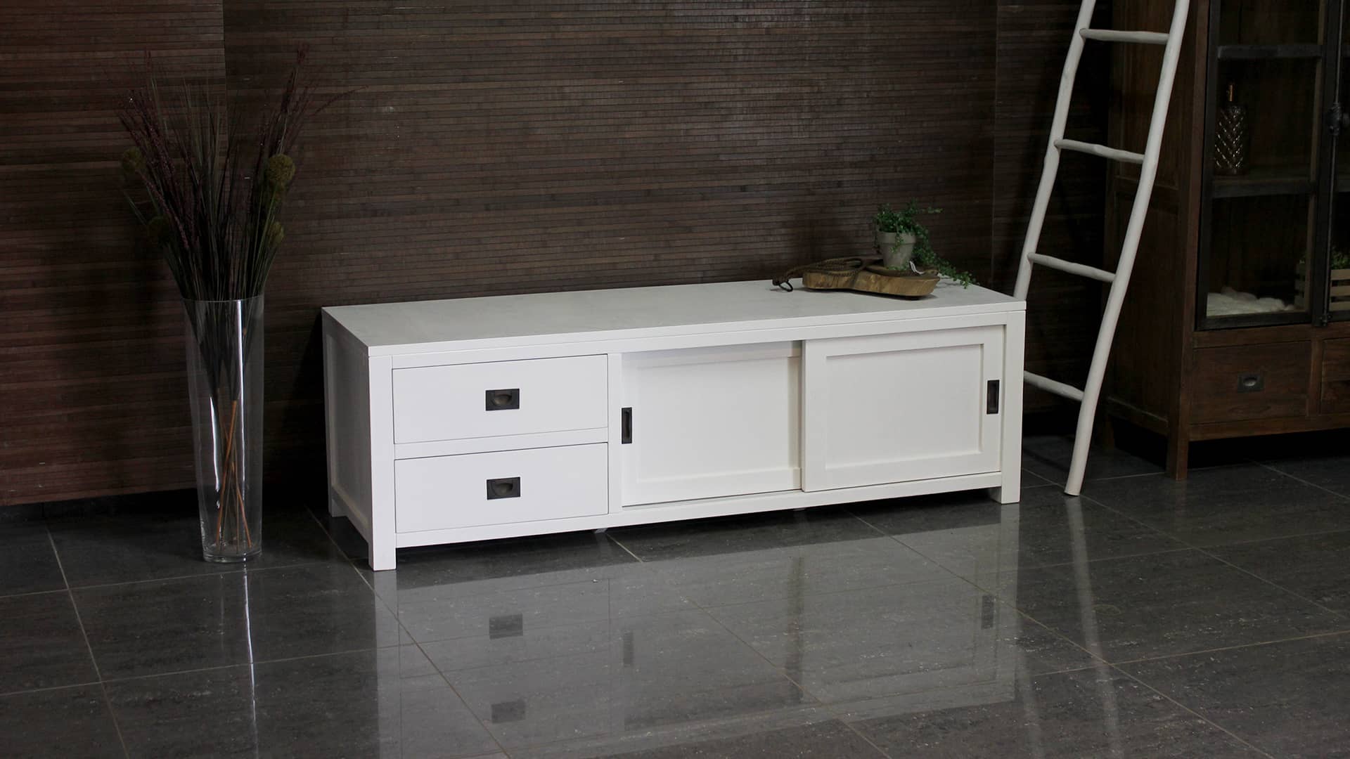 Witte moderne Tv-kast met schuifdeuren en lades.