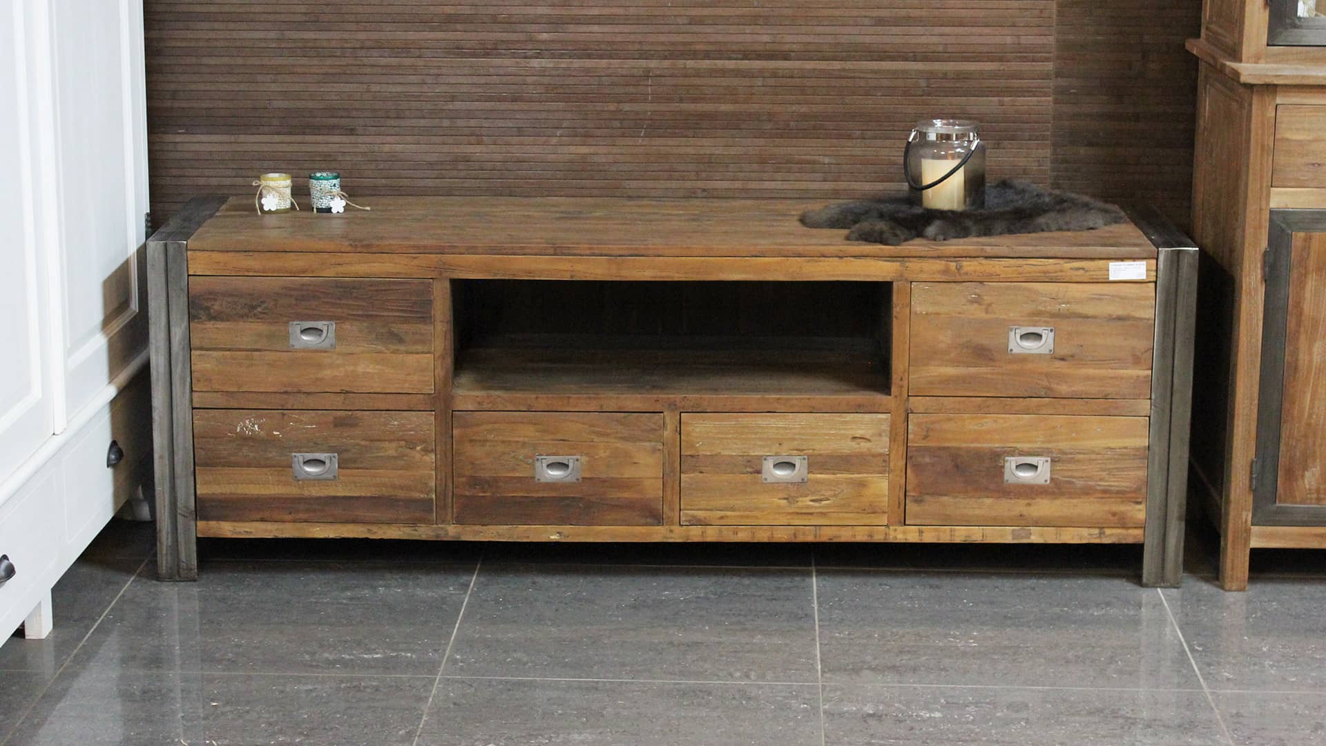 Modern teakhouten Tv-meubel met metalen grepen en onderstel.