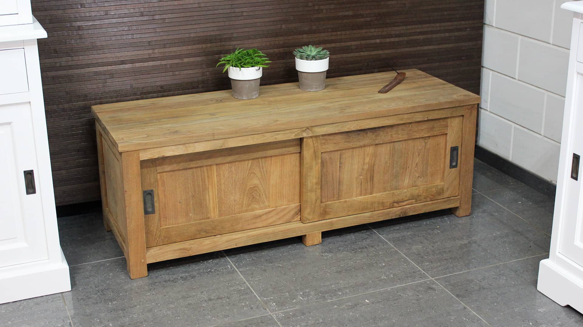 Klein modern Tv-meubel teak met schuifdeuren.