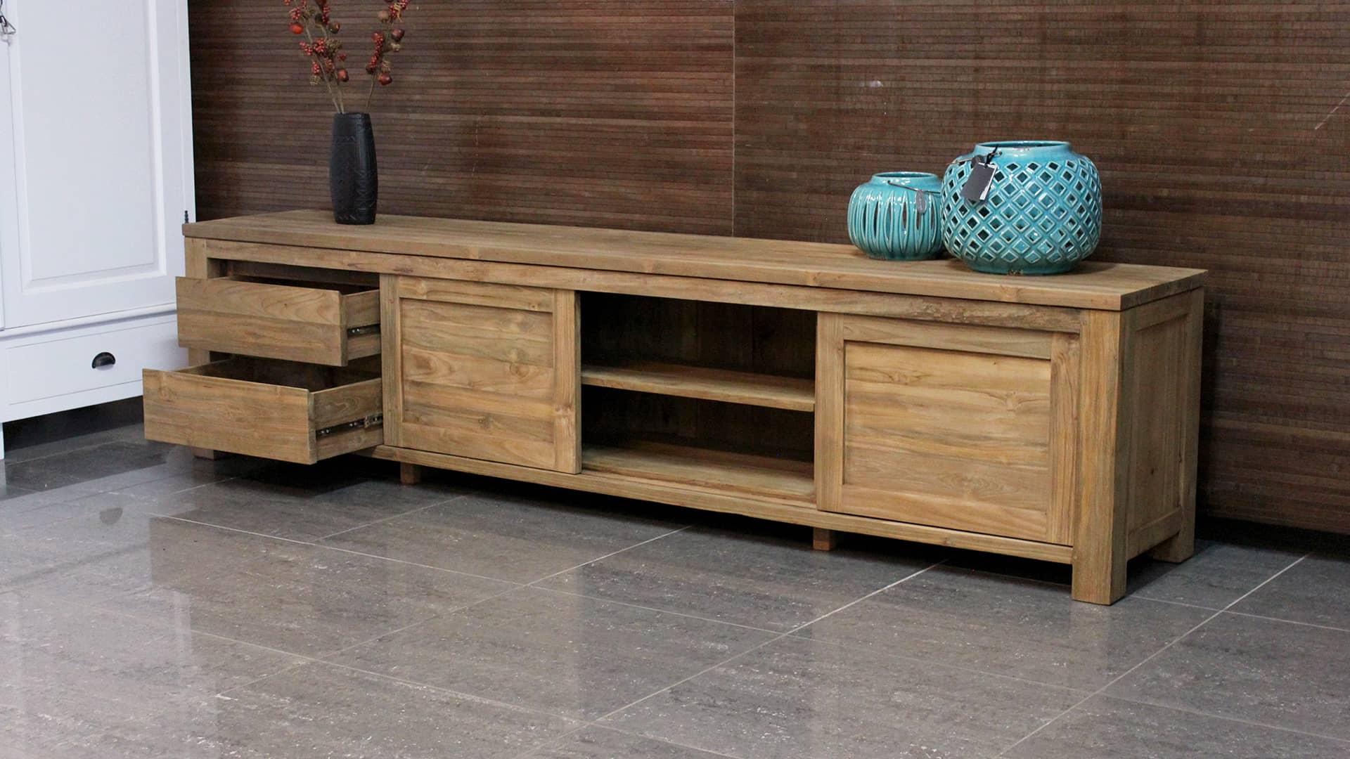 Groot modern teakhouten Tv-meubel met veel opbergruimte.