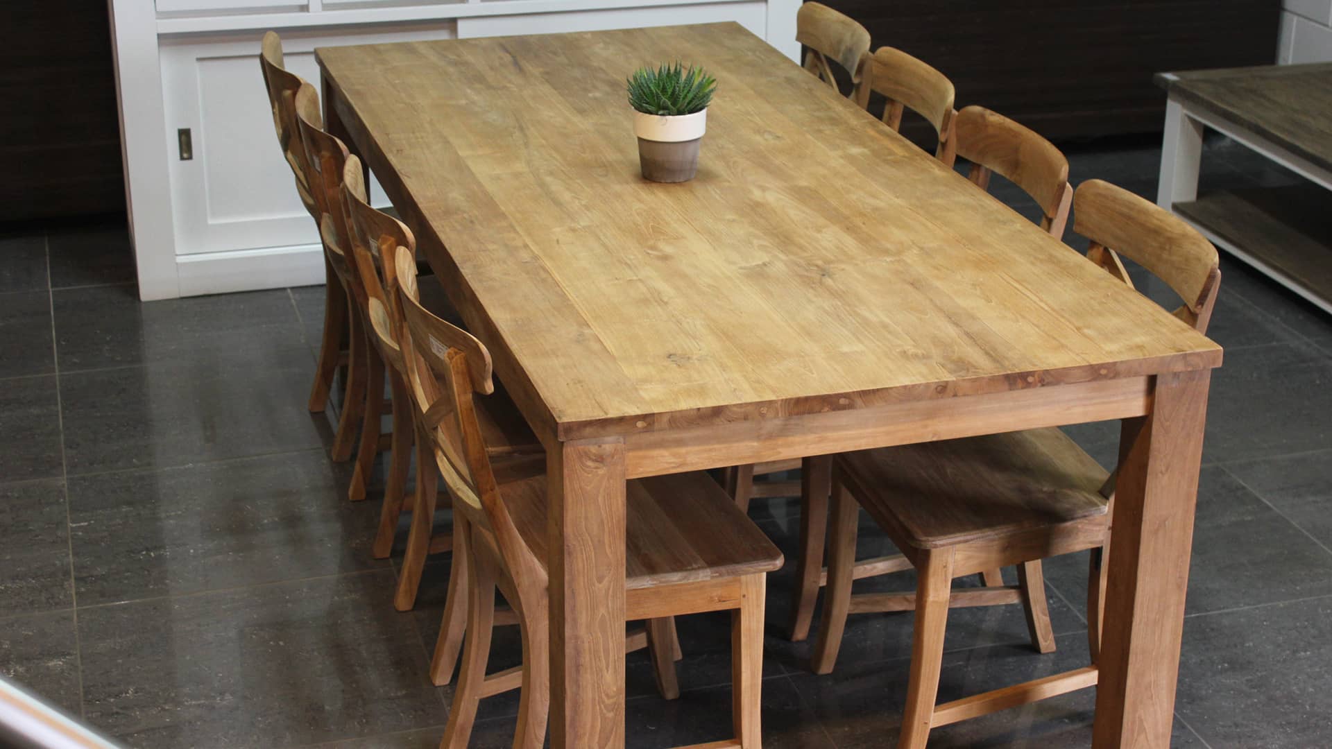 Teak eetkamerstoelen in modern glad teakhouten structuur.
