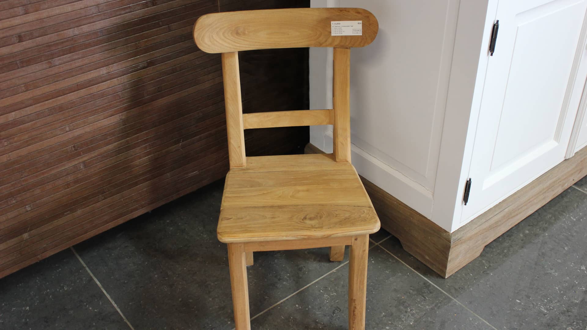 Moderne houten kinderstoel in teak.