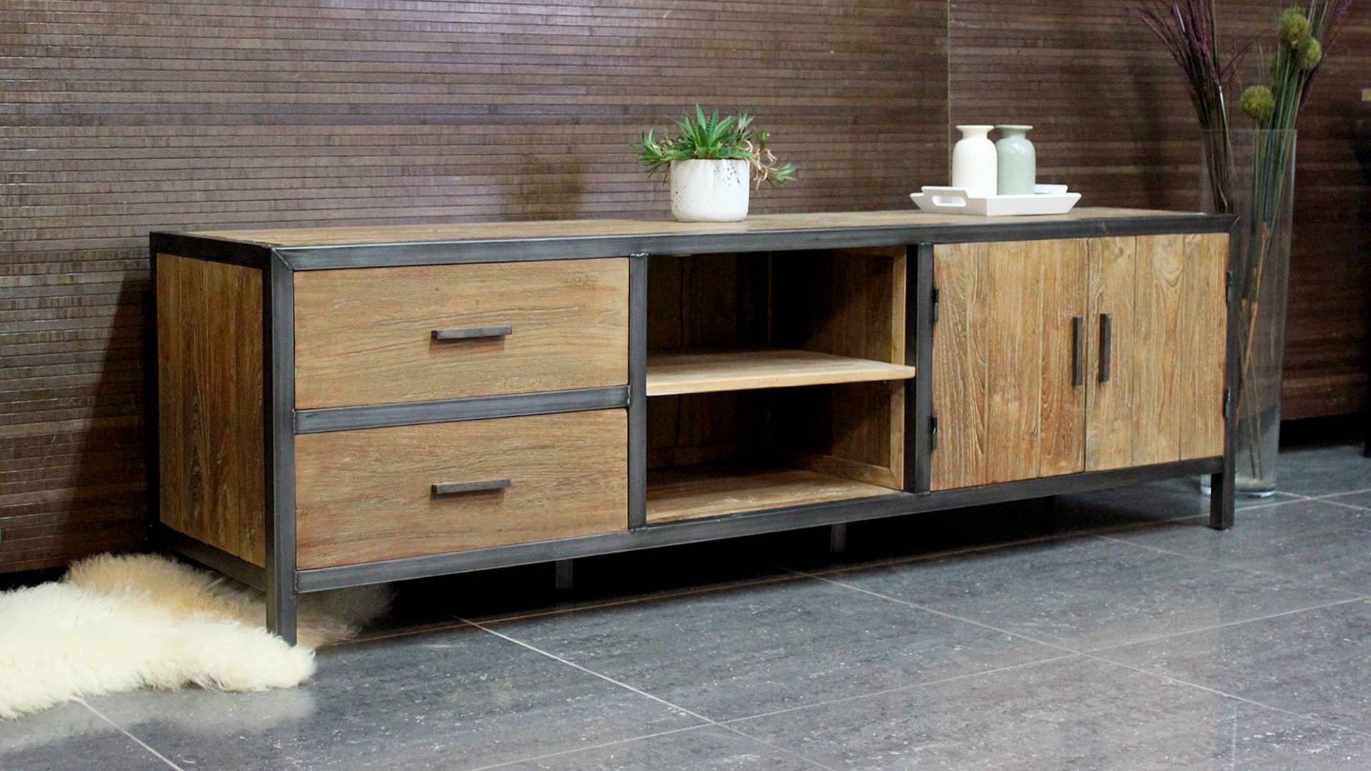 Modern, industrieel teakhouten Tv-meubel met metale accenten.