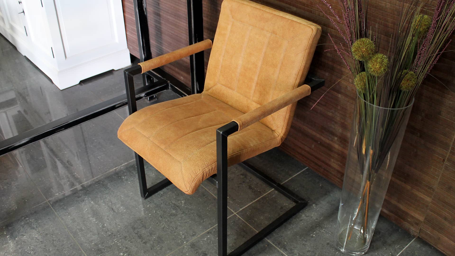 Moderne eetkamerstoel in echt leder met metalen frame.