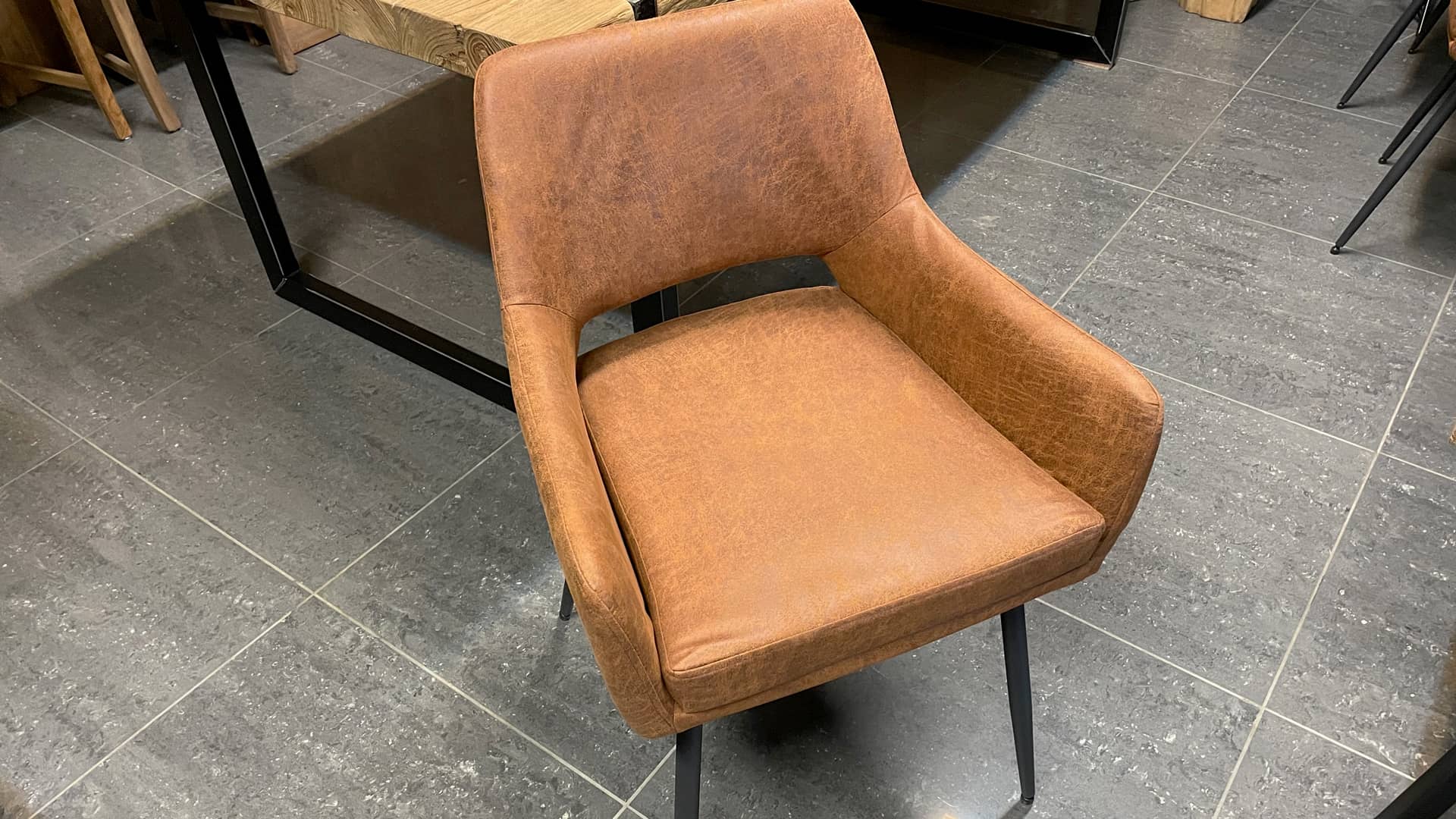 Moderne eetkamerstoel in ECO-leder, kuipstoel.
