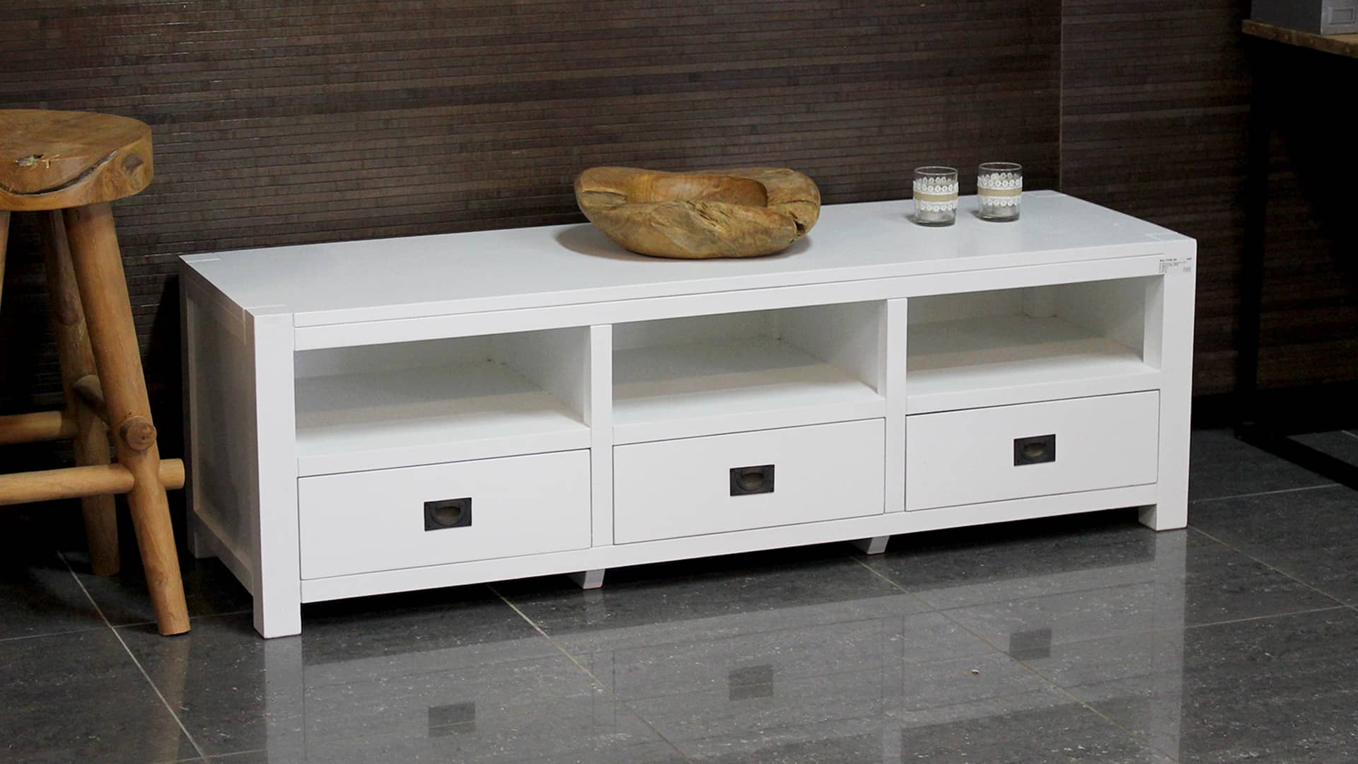 Modern wit Tv-meubel met open ruimte en laadruimte onderin.