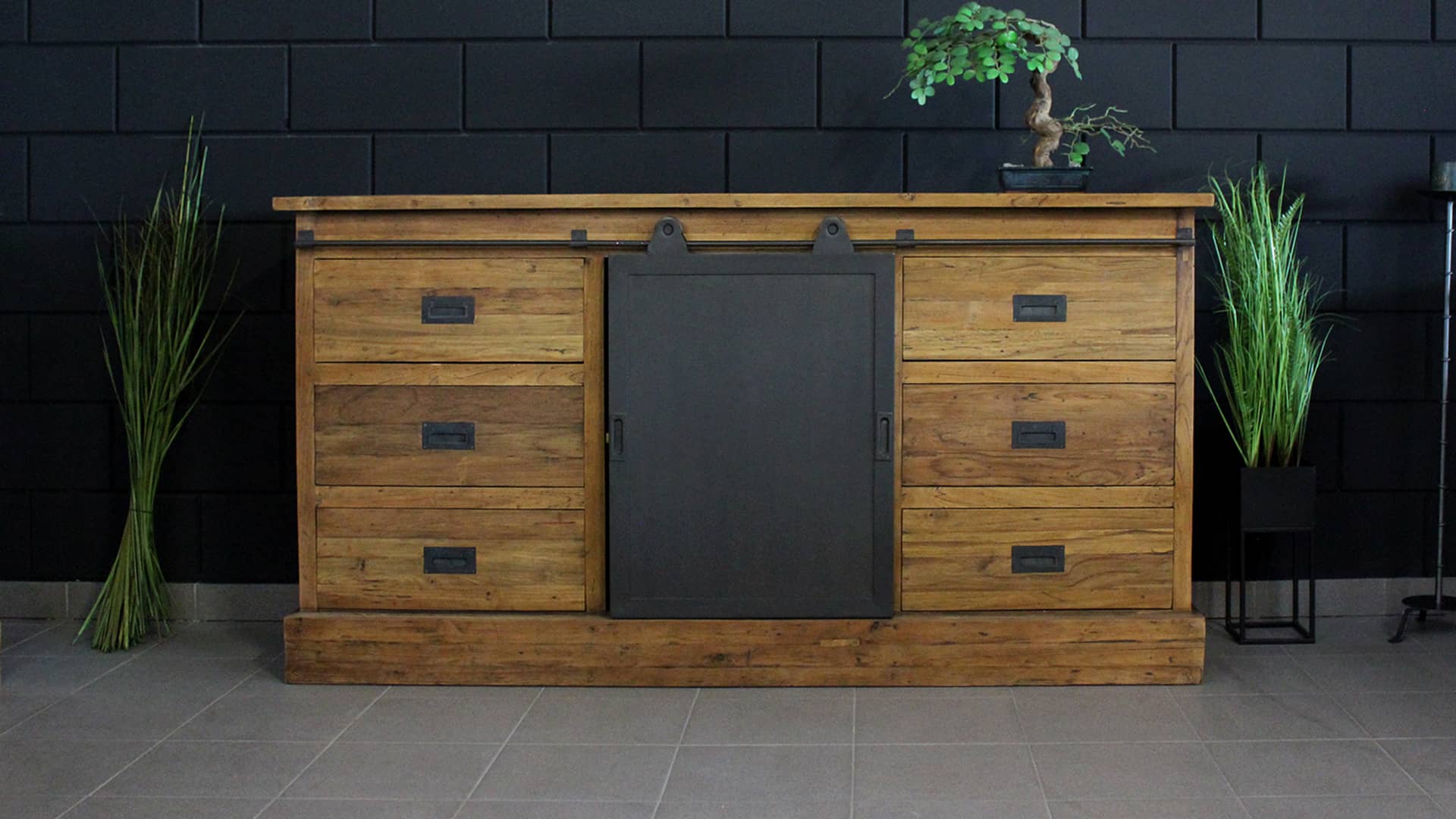 Industrieel dressoir teak en metaal, moderne metalen schuifdeur.