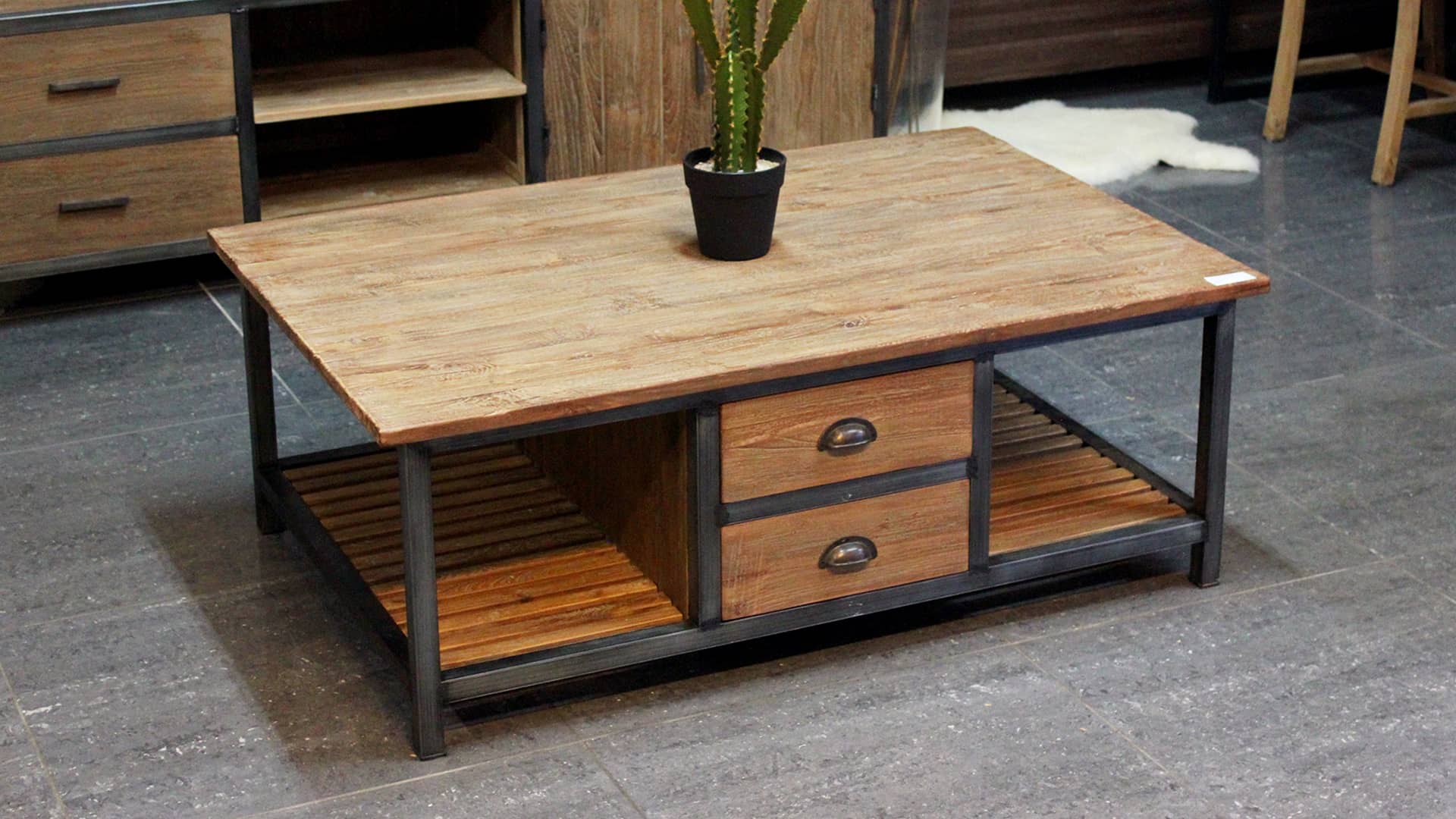 Moderne salontafel teak met metaal, industriële stijl.