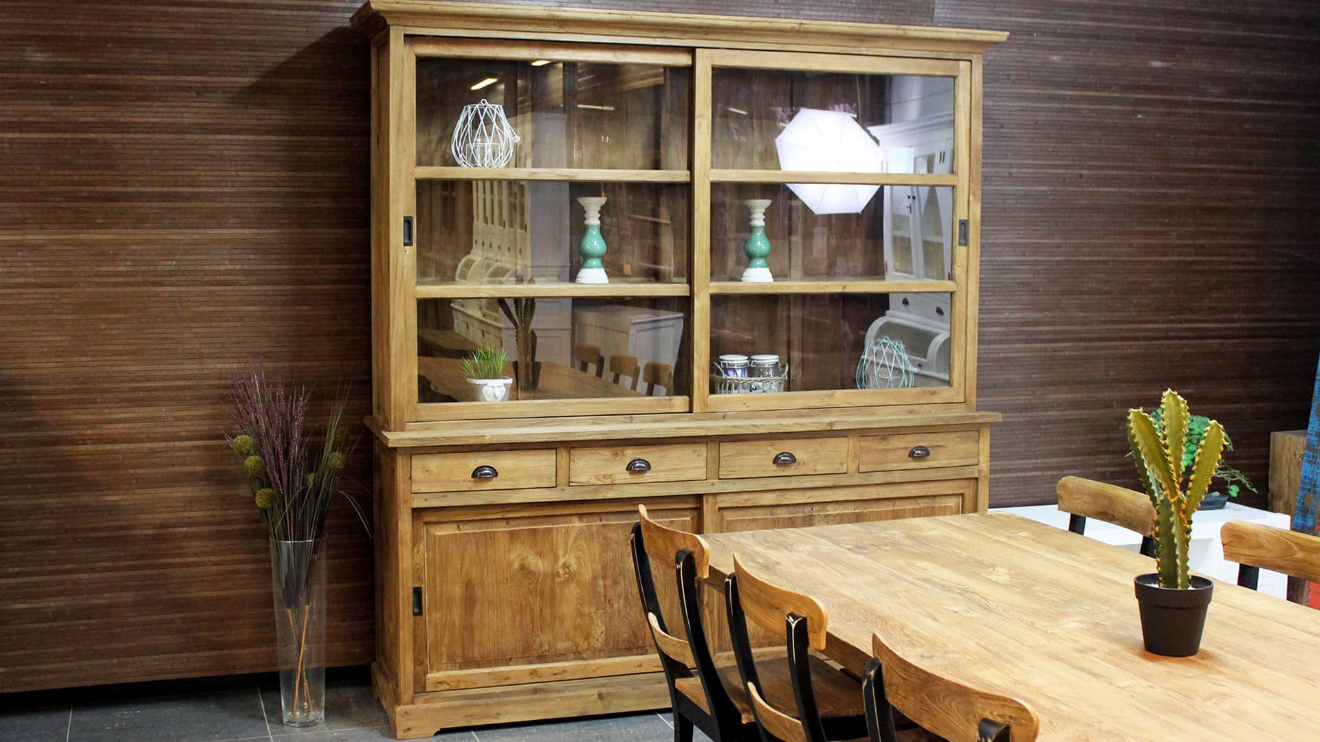 Moderne teakhouten vitrinekast met schuifdeuren, geborsteld oud teak.