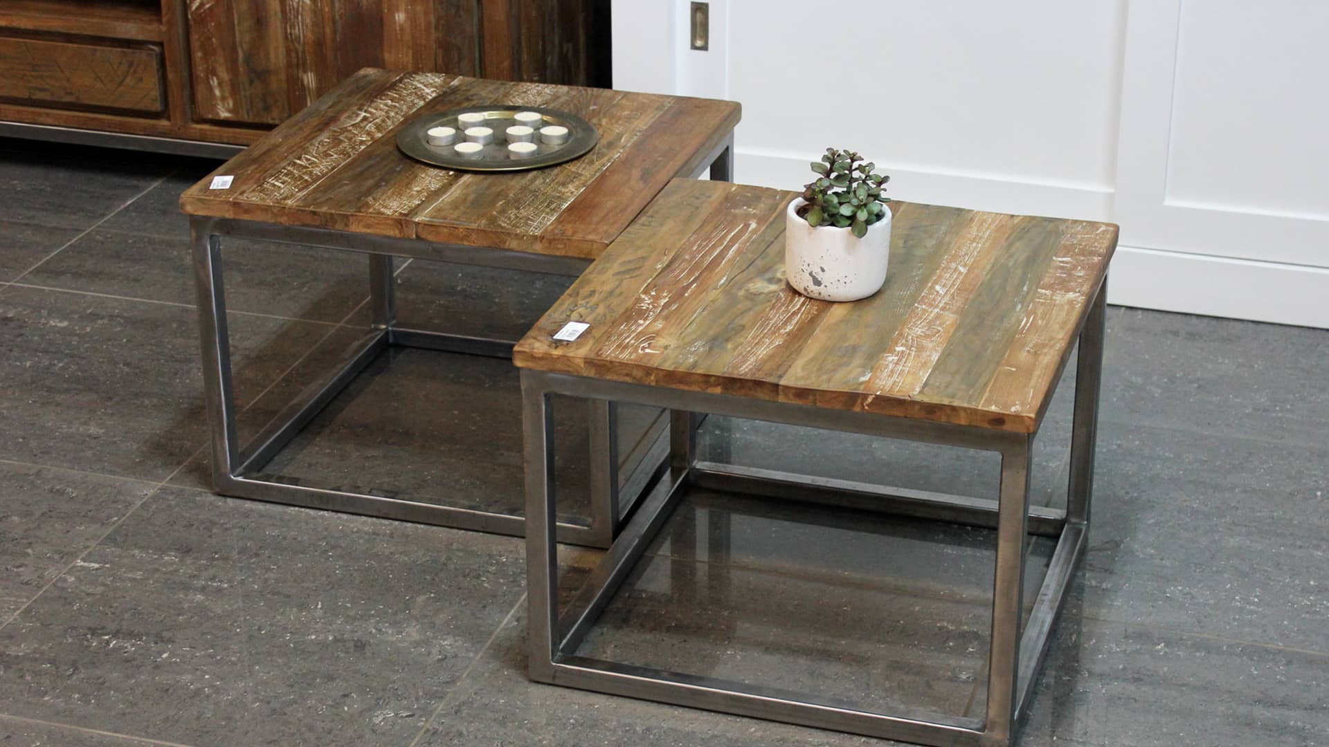 Moderne bijzettafels teak en metaal, kleine salontafel.