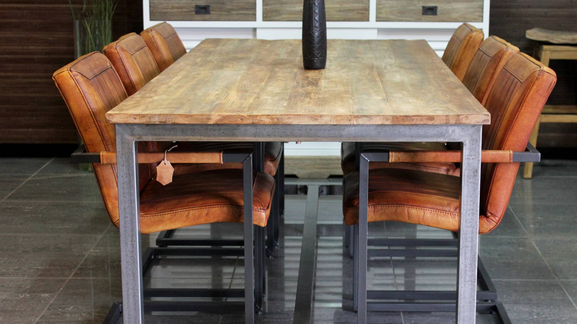 Moderne houten tafel teak, metalen poot.