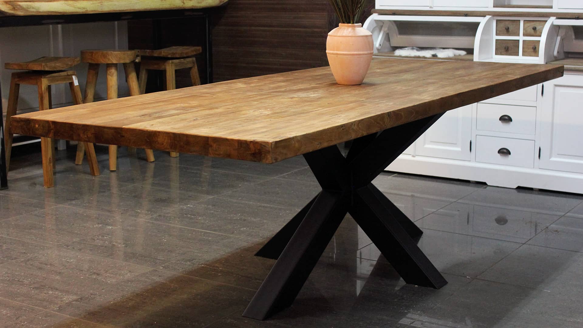 Moderne teak eettafel in oud teakhout, prachtige kwaliteit.