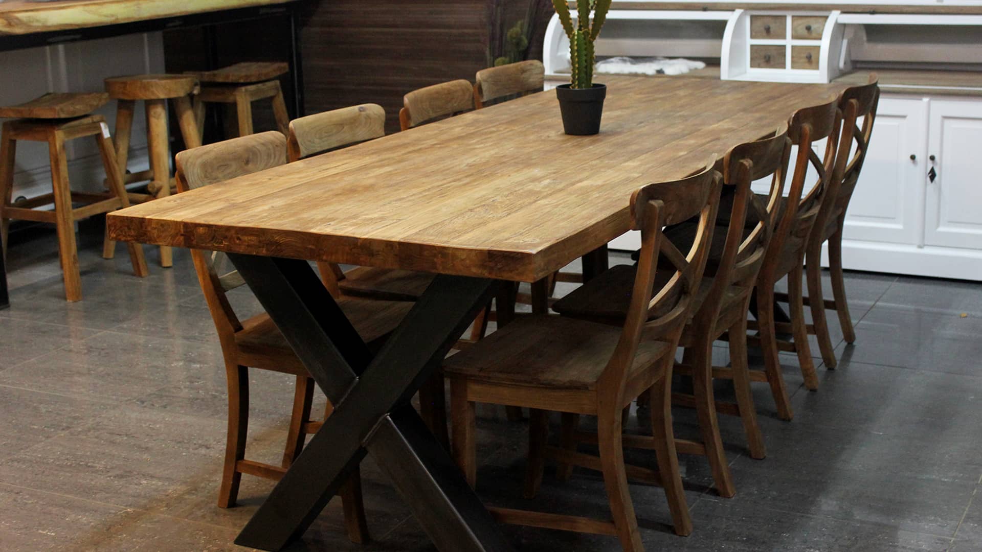 Moderne eettafek teak met design metalen onderstel.