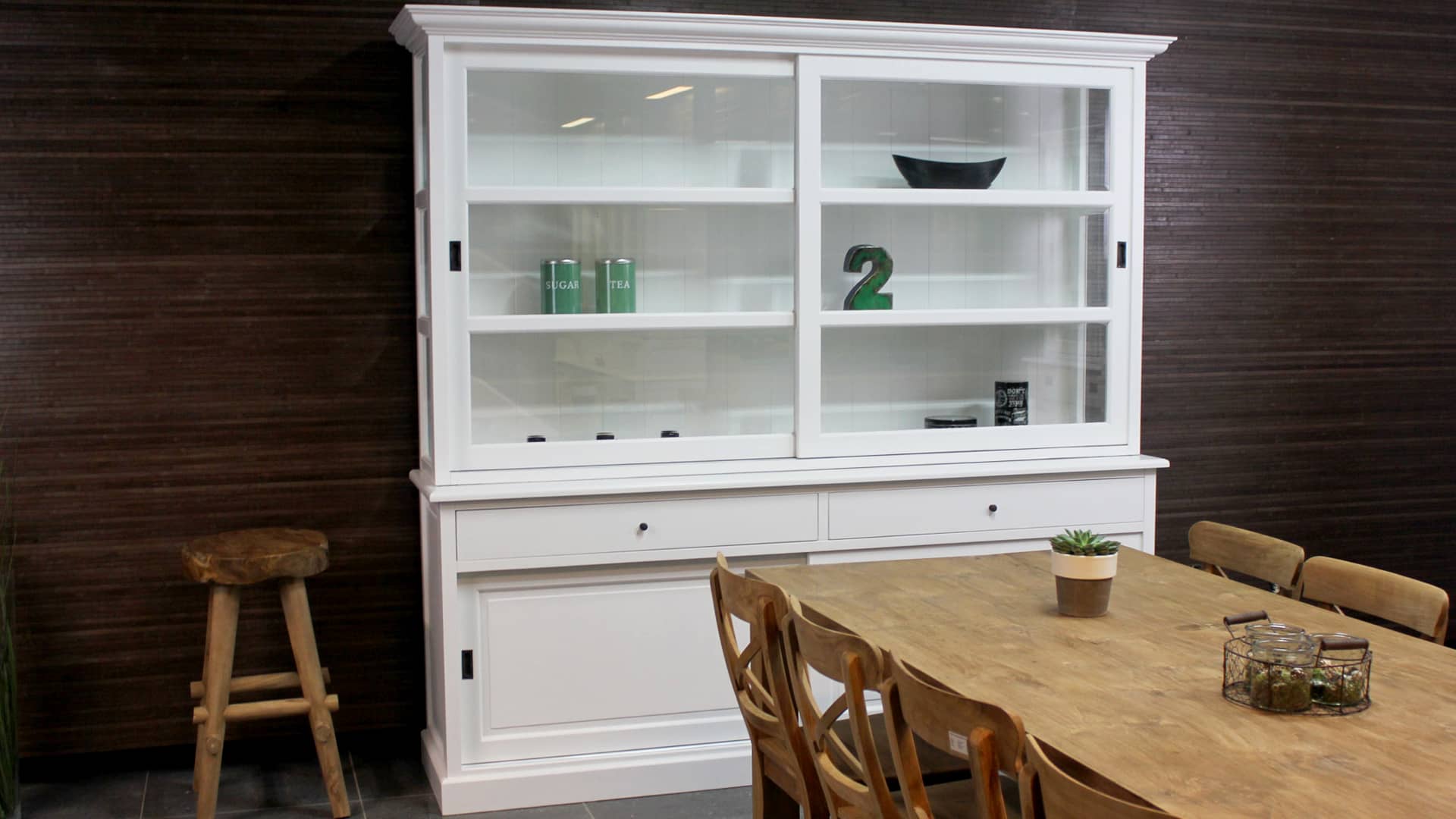 Witte moderne vitrinekast in RAL 9016 spierwit bij TEAK2.