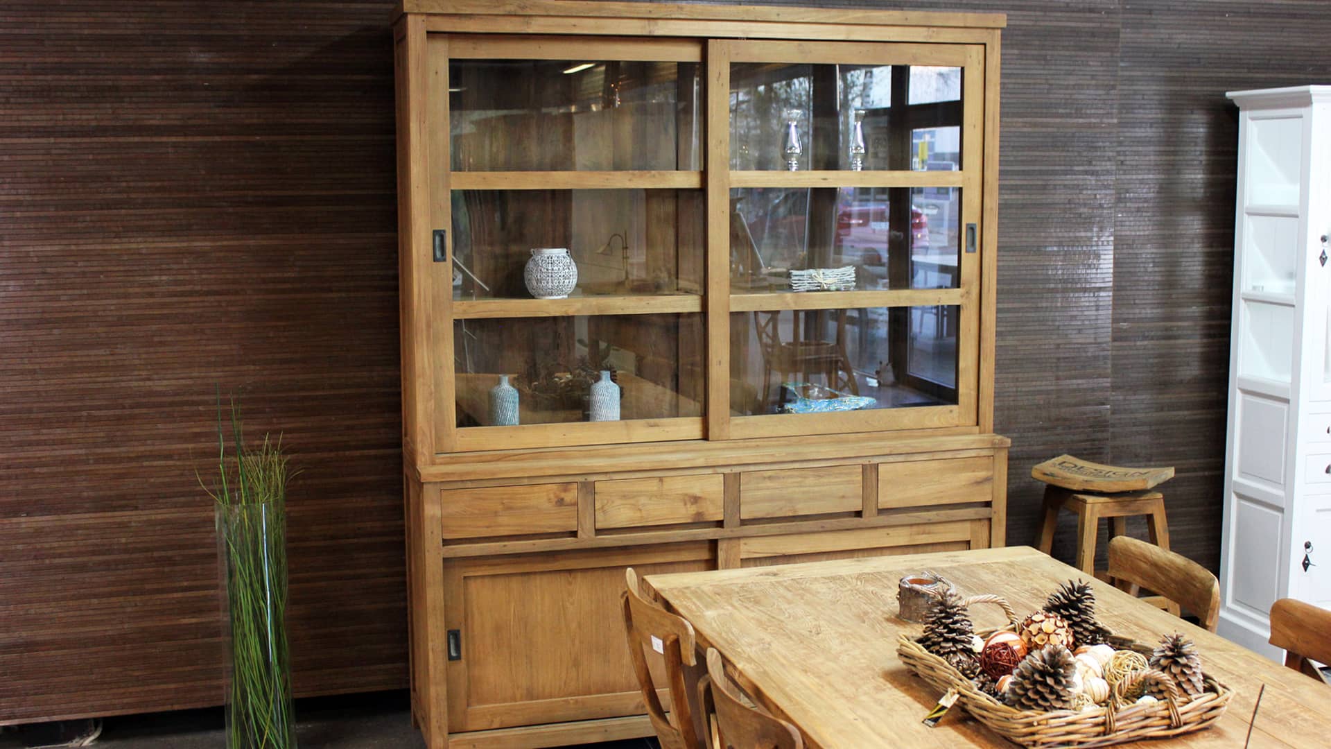 Moderne buffetkast teak met schuifdeuren, massief houten kast.