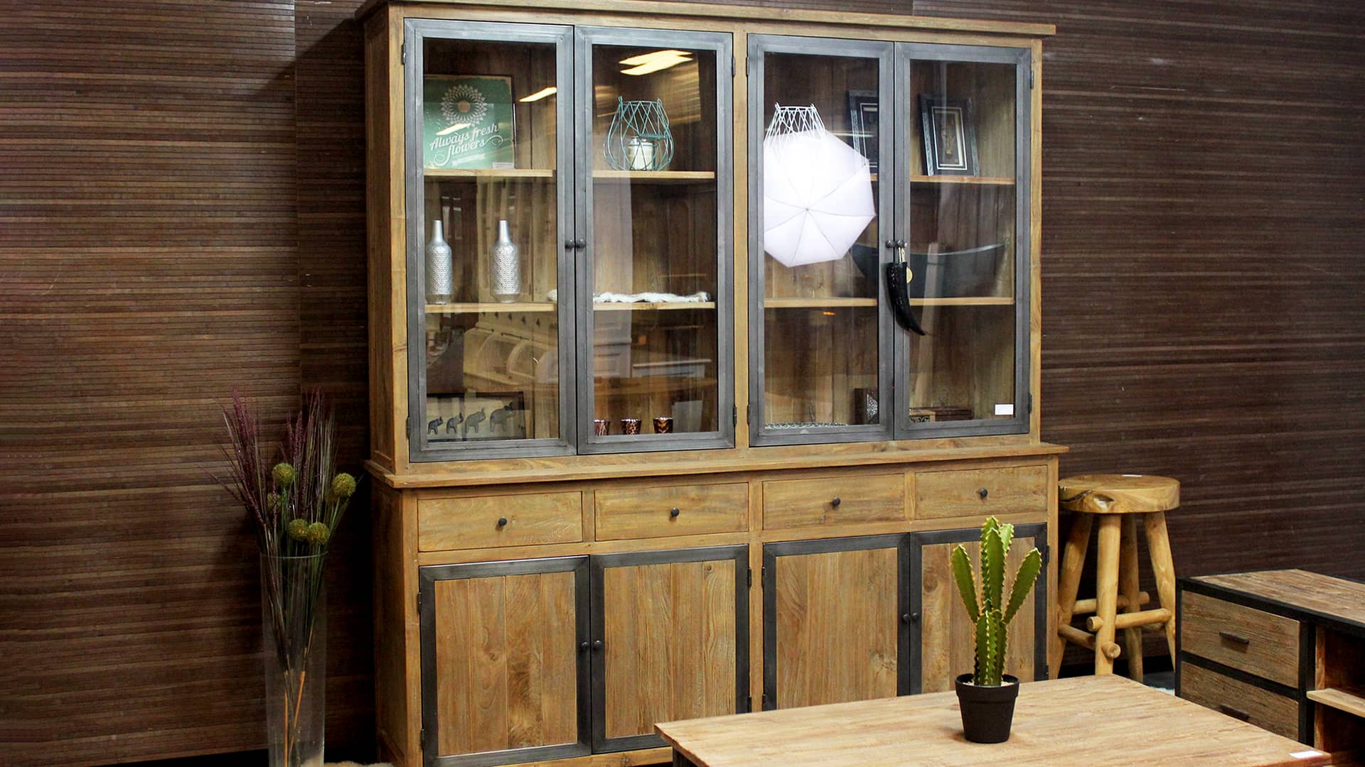 Moderne, industriële vitrinekast teak en metaal met draaideuren.