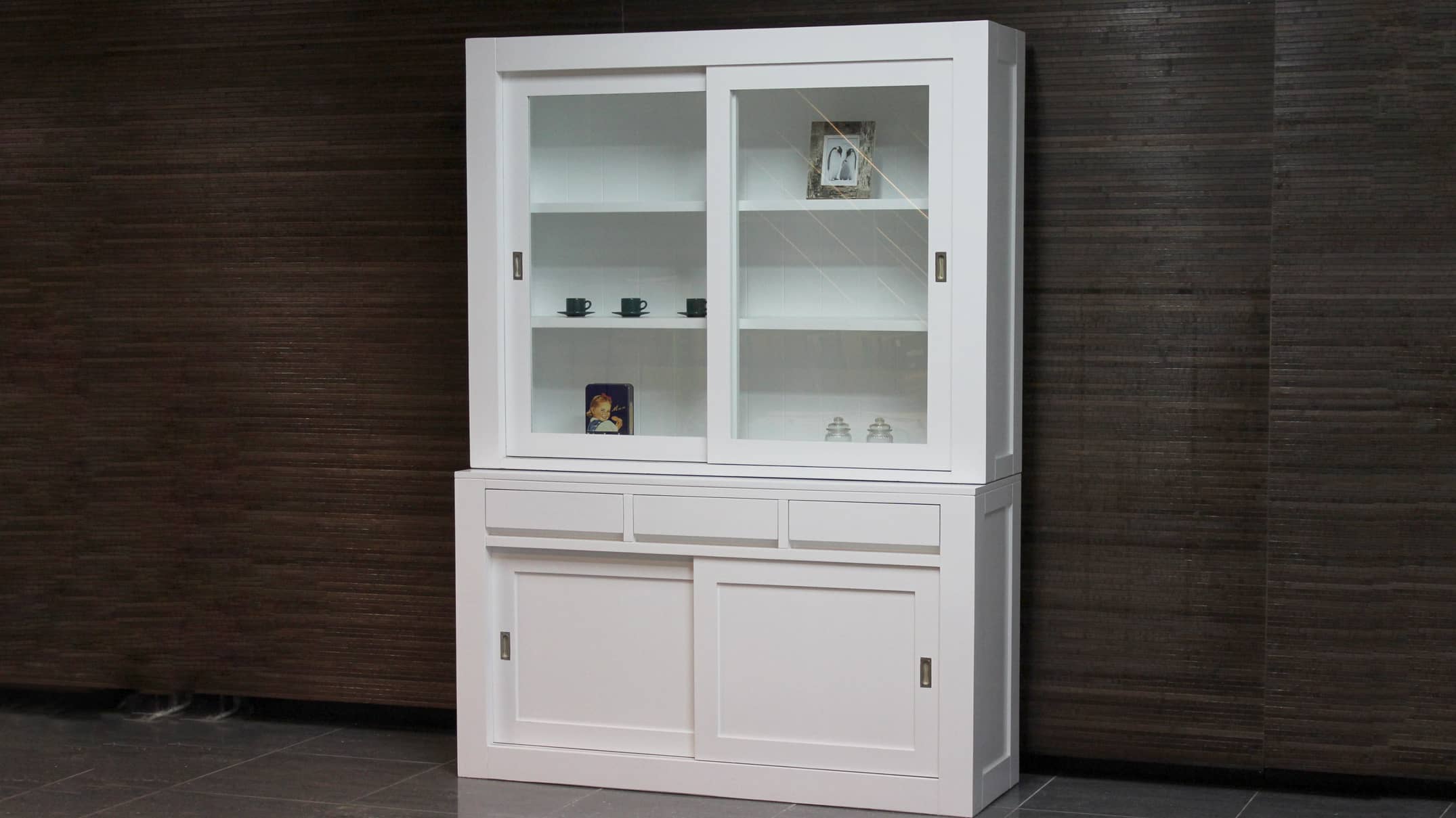 Witte kleine moderne buffetkast.