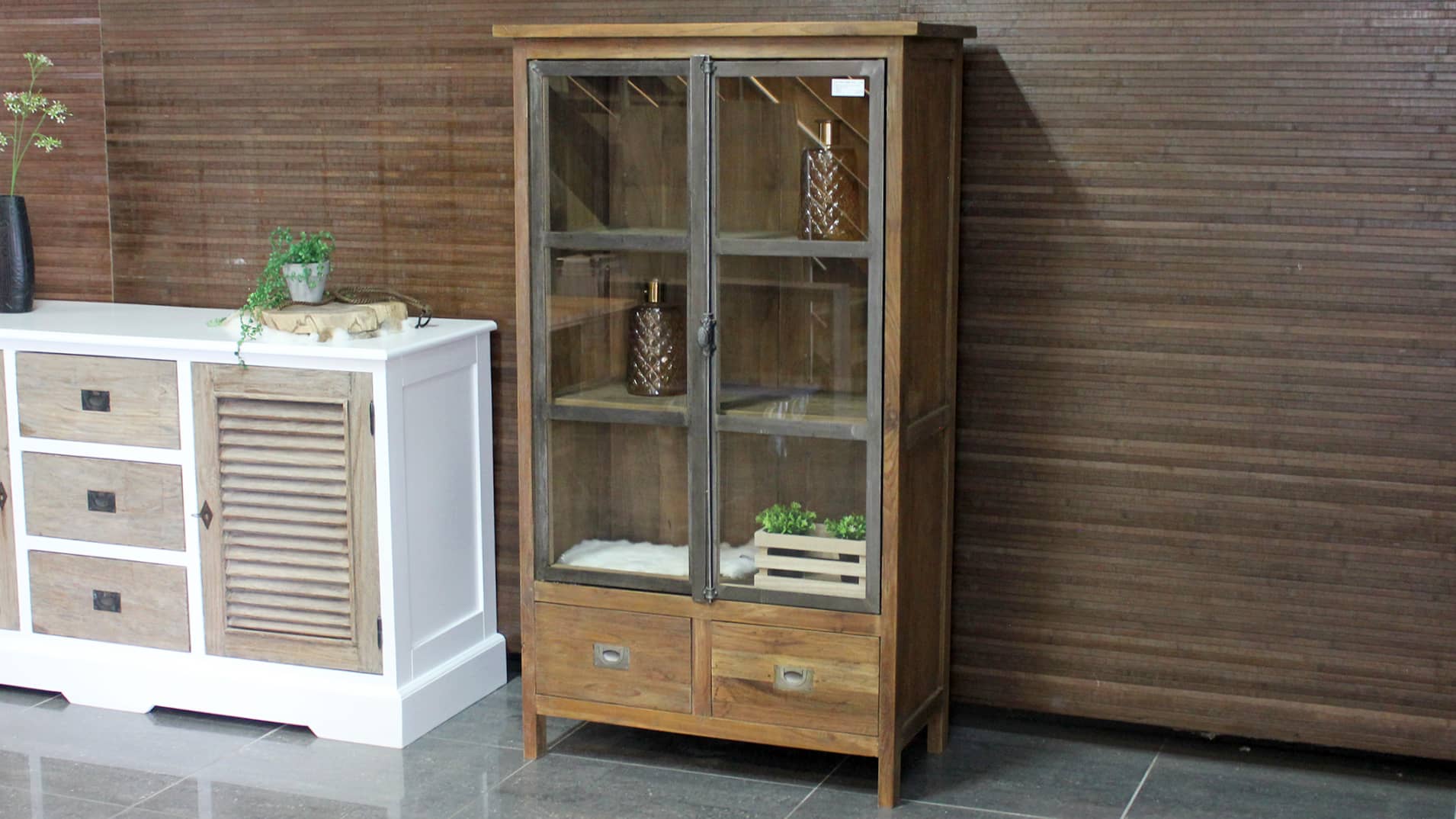 Klein teakhouten kastje moderne stijl in teakhout.