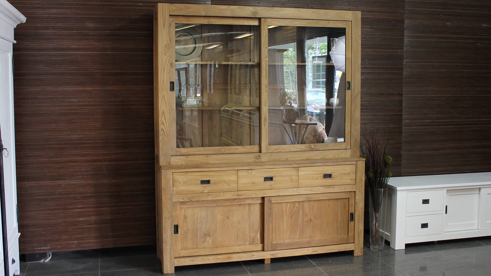 Teak kast moderne stijl, buffetkast in minimalistische stijl.