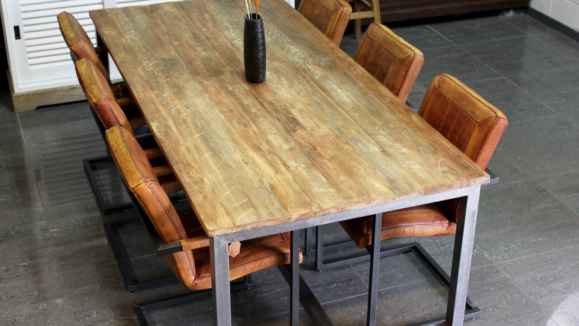 Moderne tafel teak met metalen onderstel, design.