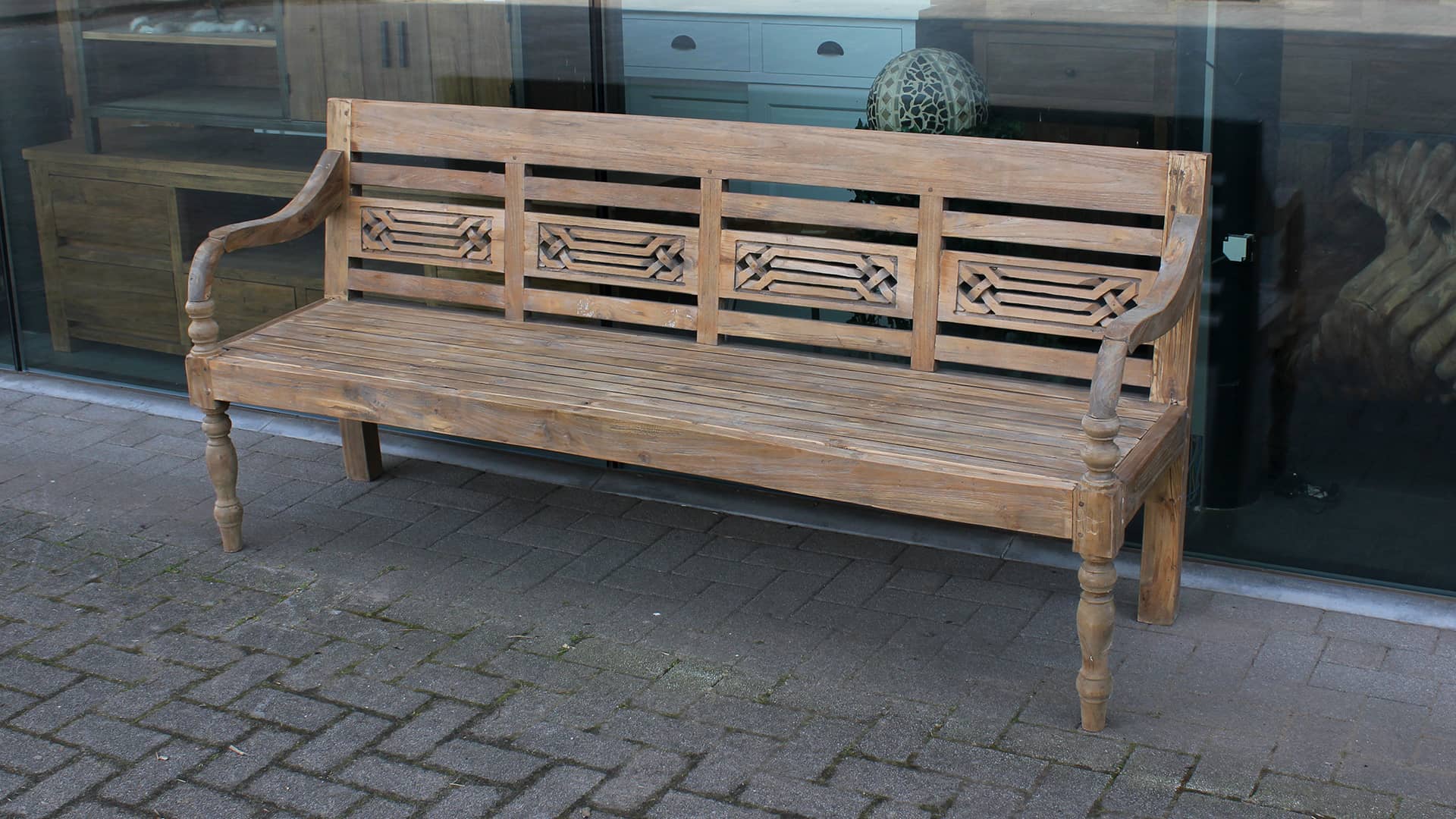 Luxe tuintbank in oud teakhout met design snijwerk in de rugleuning.