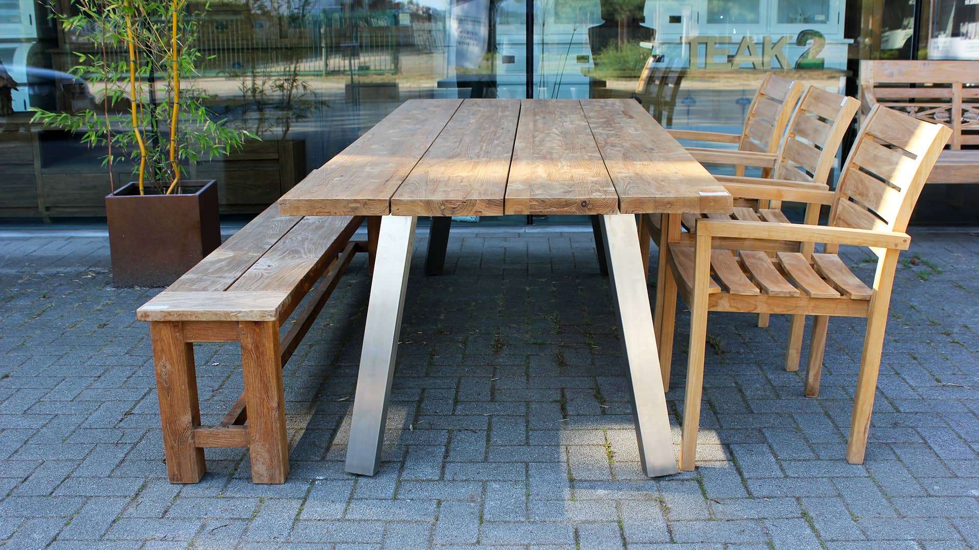 Moderne tuinmeubels, design tuintafel teak met moderne tuinstoelen.