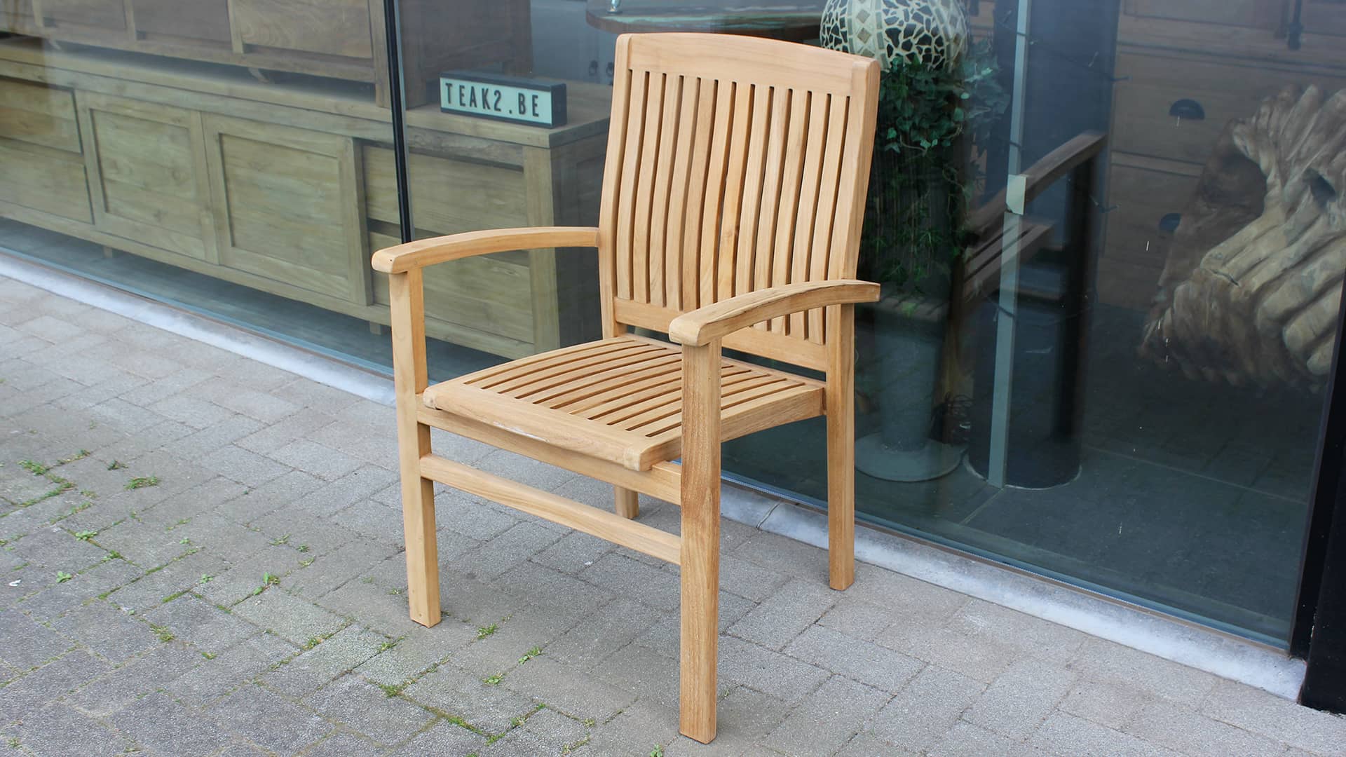 Moderne teakhouten tuinstoel, stapelbaar.